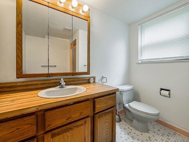Building Photo - 7580 Thornwood St