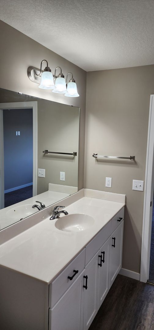 Building Photo - Beautiful 2 Bedroom 1 Bath End Unit Townhouse