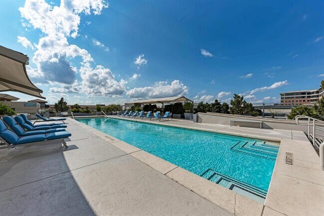 Building Photo - 300 Bowie St