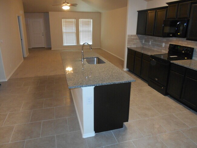 Building Photo - 6 or 12 month lease! Half off first full m...