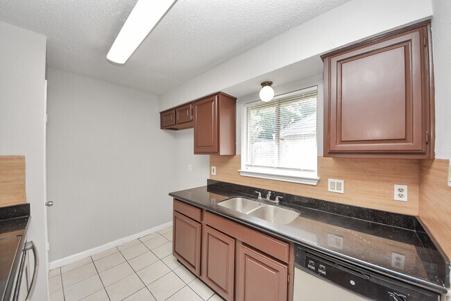 Building Photo - 1911 Hammerwood Dr