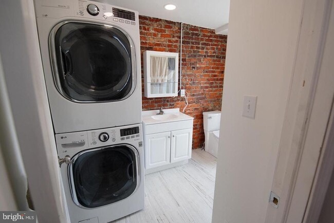 Building Photo - 409 Hermitage St