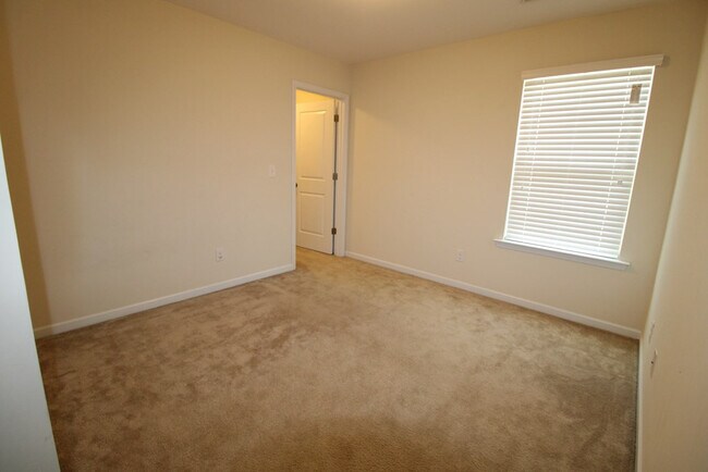 Building Photo - 870 Cormier Dr
