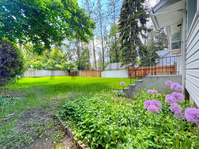 Building Photo - Tranquil Home Steps from Manito Park