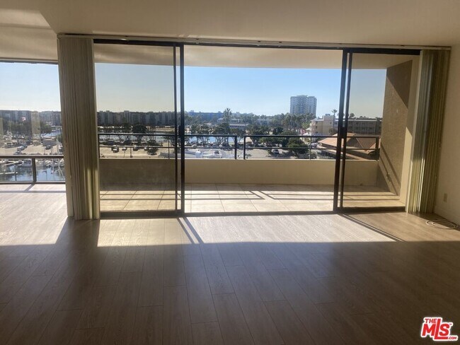 Building Photo - 4265 Marina City Dr