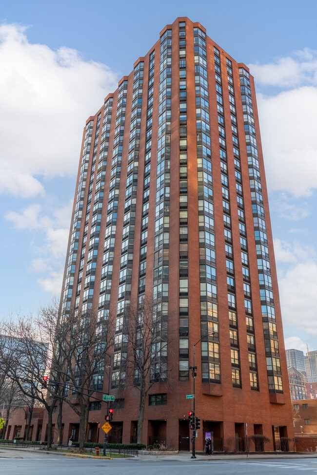 Building Photo - 899 S Plymouth Ct