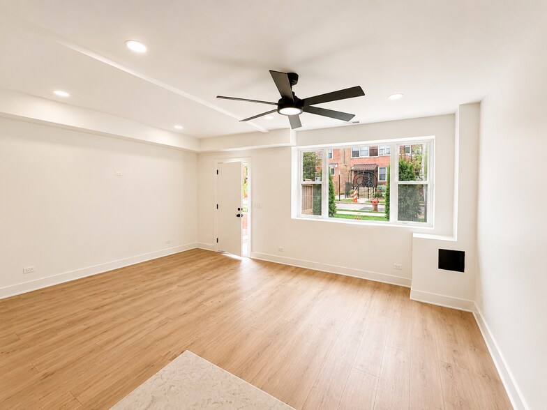 Building Photo - 3136 N Ridgeway Ave