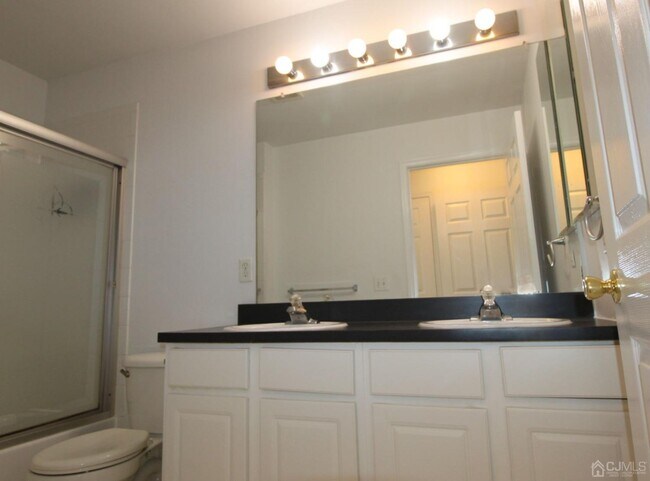 Building Photo - 27 Pin Oak Dr