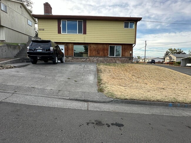 Building Photo - Newly remodeled duplex