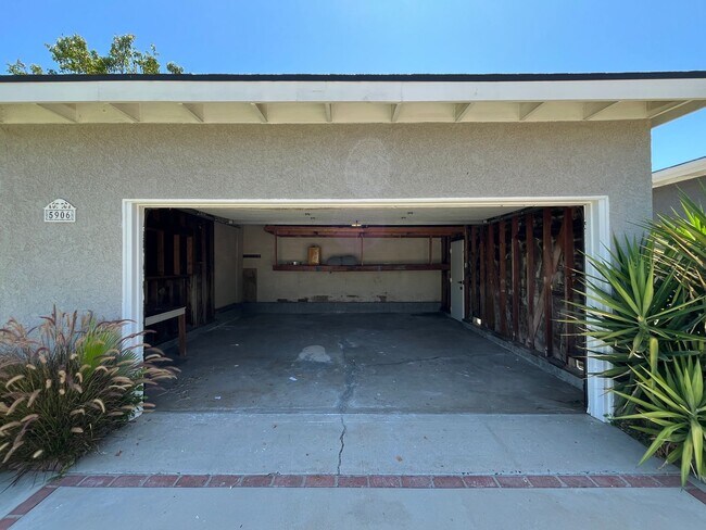 Building Photo - AVAILABLE NOW! Encino home w/all appliance...
