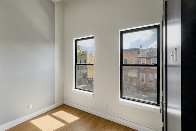 Building Photo - Welcome to #2R at 581 Fairview Avenue!