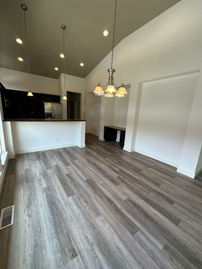 Building Photo - 3 Bedroom 2 Bath Home, New Paint, New LVP ...