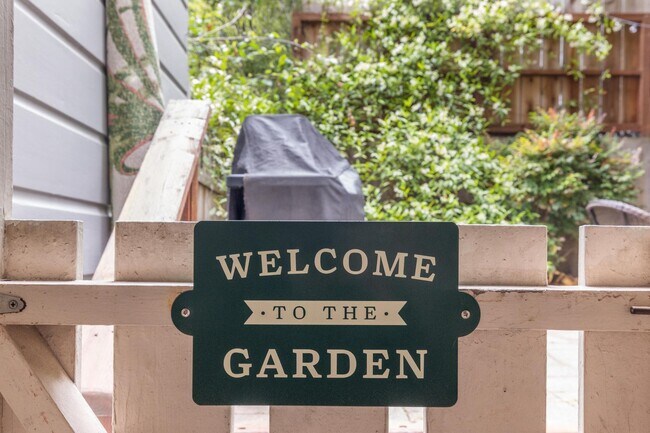 Building Photo - Pacific Heights: Updated Condo w/ Enchanting Shared Garden