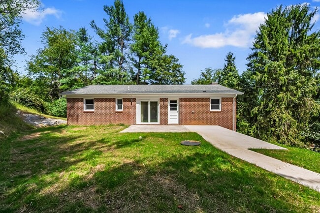 Building Photo - 4 bedoom 2 bath home in Blacksburg VA!