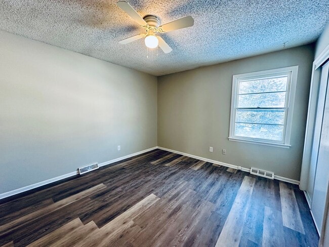 Building Photo - {1811} Updated duplex with great natural light and tons of space + Recently Renovated + Stainless...