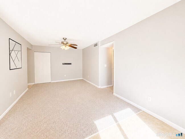 Building Photo - 10 Woodsedge Dr