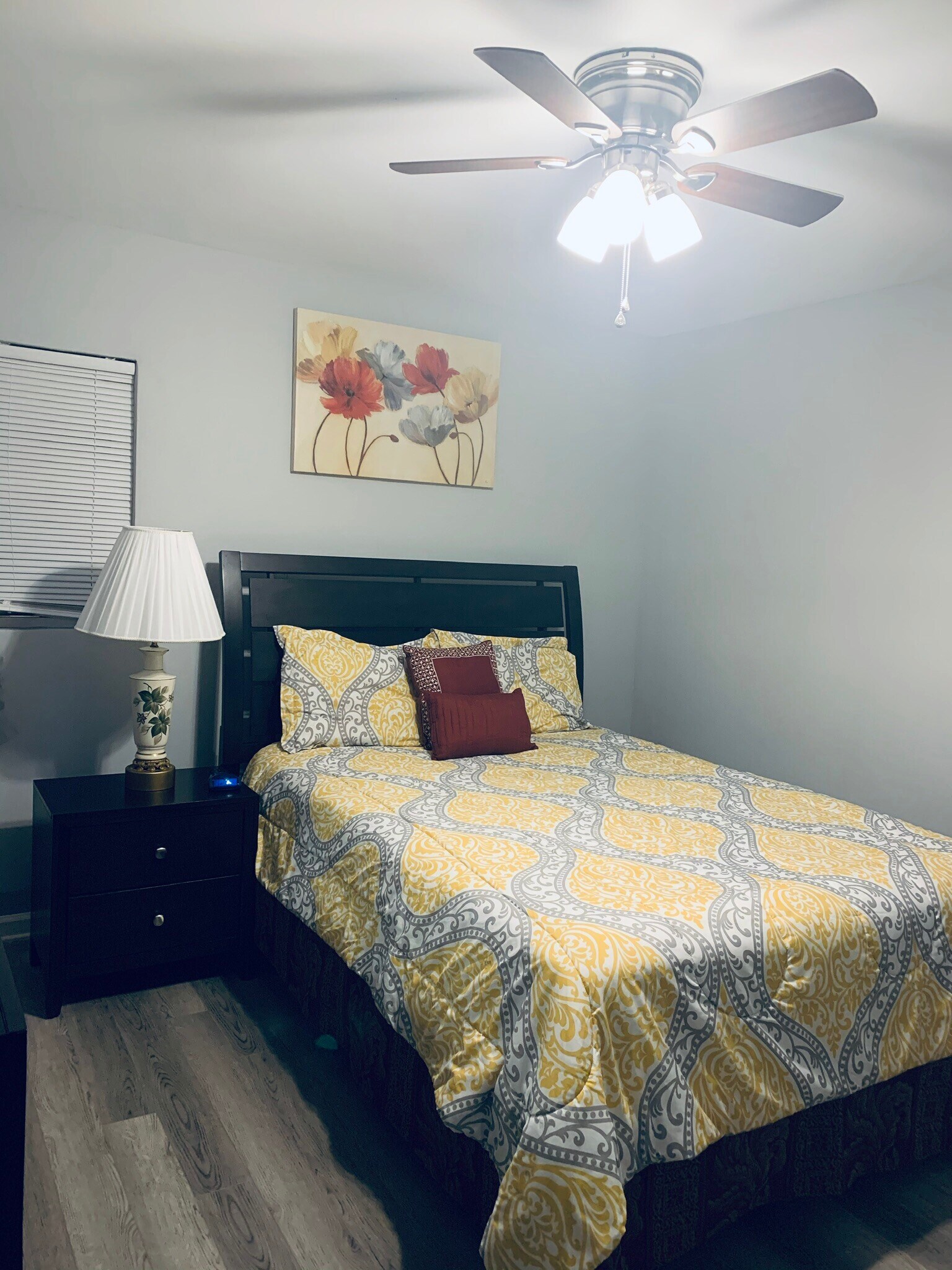 Queen bed (Room #2) - 533 Hinton St