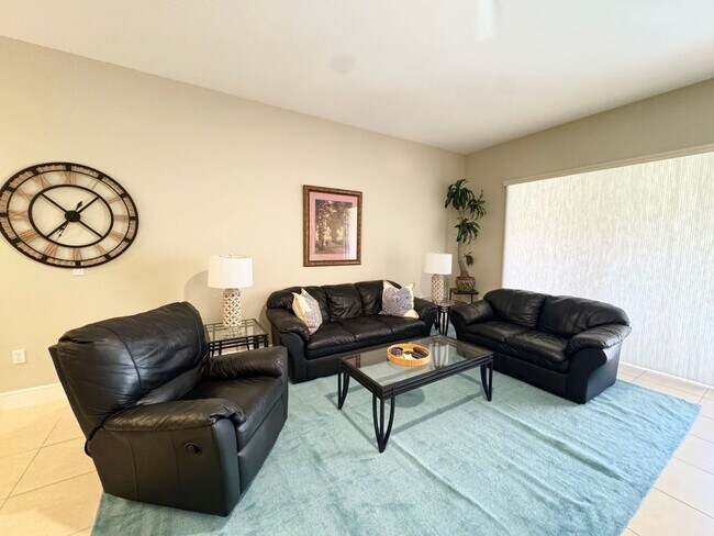 Building Photo - Newly Renovated & Available Now - Furnishe...