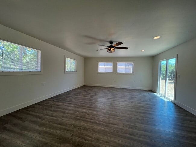 Building Photo - Beauitfully upgraded 3 Bedroom on large lot!