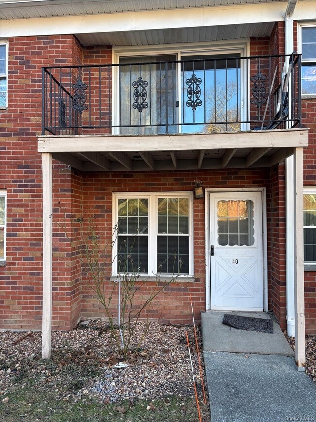 Building Photo - 8 Colonial Rd