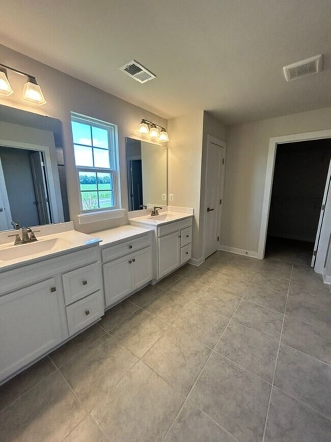 Building Photo - 10696 Whispering Pine Ln