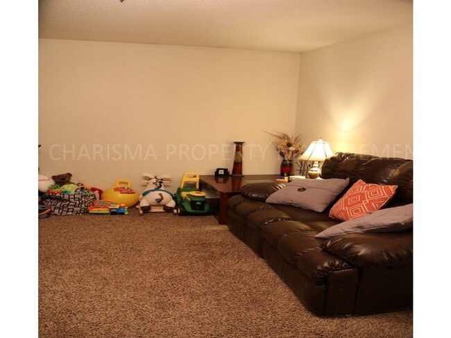 Building Photo - 4 BEDROOM, 2 BATH HOME IN EAST SIOUX FALLS! DOUBLE ATTACHED GARAGE! FENCED IN BACKYARD!