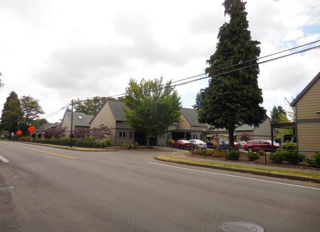 Building Photo - 852 SW Maple Tree Dr