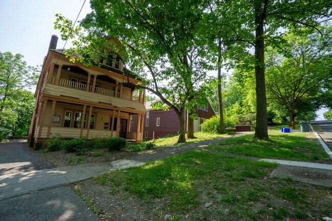 Building Photo - Spacious 4 Bedroom Apartment - 6/1/26