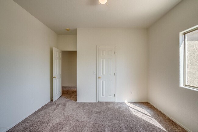 Building Photo - Charming 4 Bedroom 3 Bath 3 Car garage Hom...