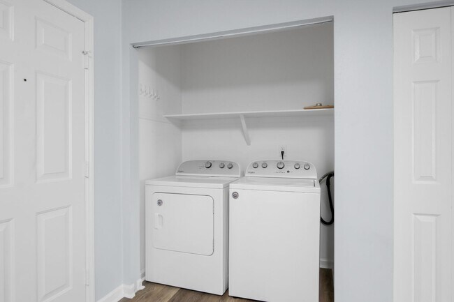 Building Photo - 4 Bed/2 1/2 Bathroom On Bus Line Undergrads Pets