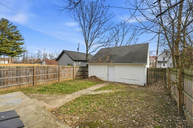 Building Photo - 522 Kelton Ave