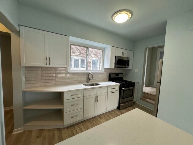 Building Photo - 8 Laird Pl