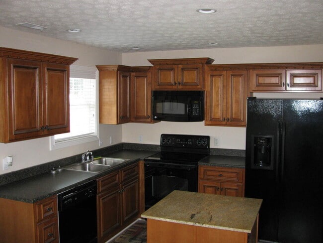 Building Photo - Like new home in Oldham County