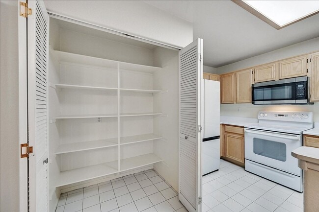 Building Photo - 2 Bedroom, 2 1/2 bath Townhome