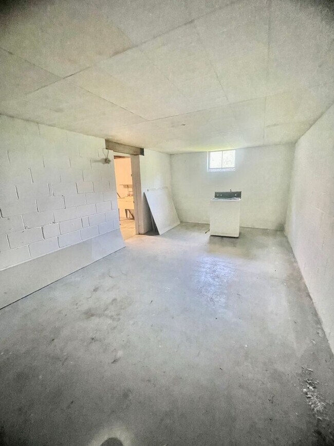 Building Photo - 3 Bed 2 Bath- Hopewell Township Pa!
