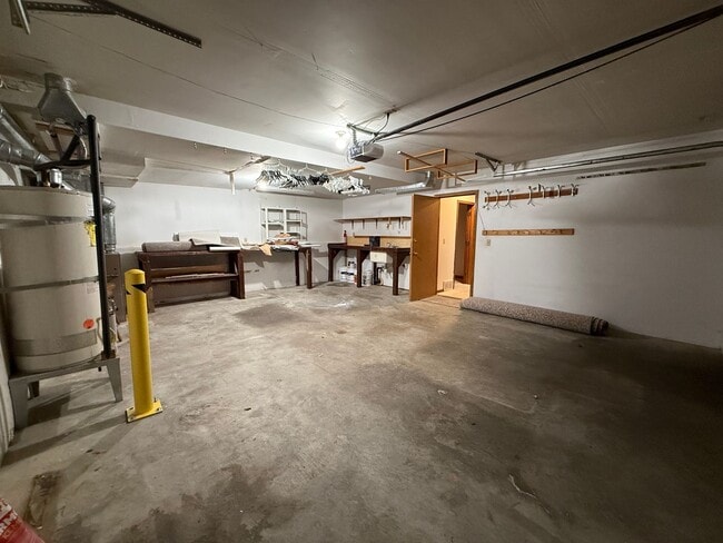 Building Photo - Charming Eagle River Split-Level – Mountai...