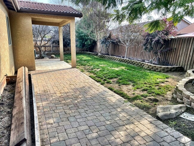 Building Photo - 6245 W Whitley Ave