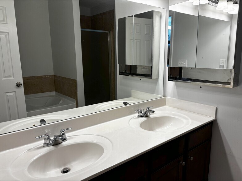 Building Photo - 5600 Moresby Ct