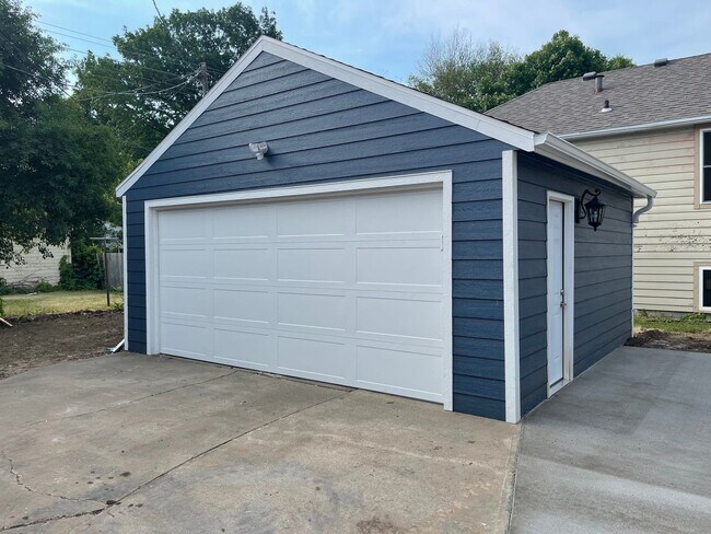 Building Photo - One block from USF! Huge home with 4 bedrooms! Fenced in yard