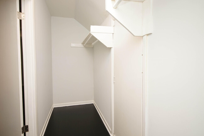 Building Photo - 596 L'Ombre Ct NE