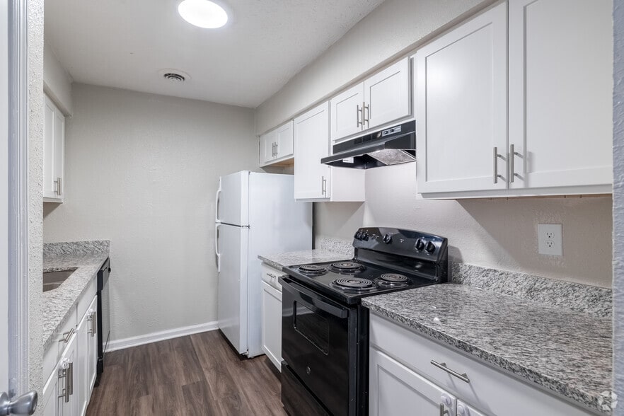 2BR, 2BA - 1,007SF - Kitchen - The Clara