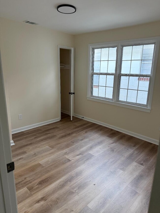 Building Photo - 814 W 48th St