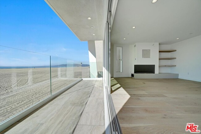 Building Photo - 5113 Ocean Front Walk