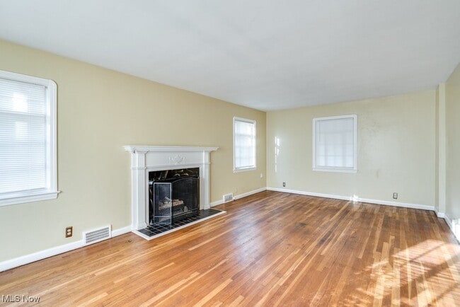 Building Photo - 630 Mineola Ave