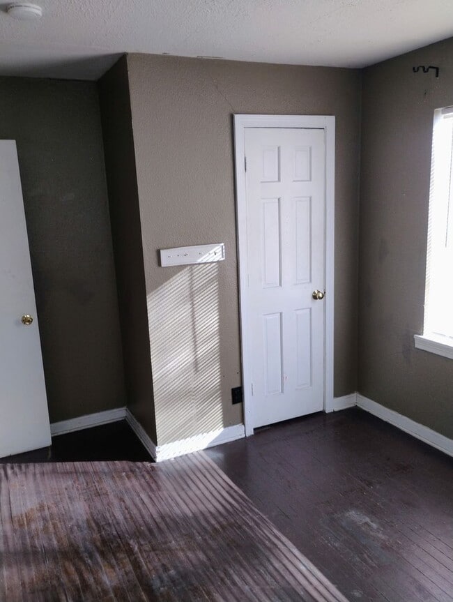 Building Photo - 2 bed 1 bath