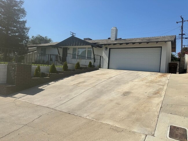 Building Photo - 3+2 RENOVATED W/Drive-Through Garage!