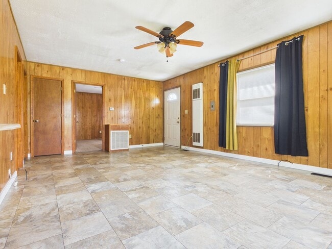 Building Photo - 711 W 3rd Ave