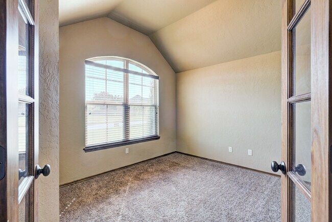 Building Photo - 1713 Pinewood Dr