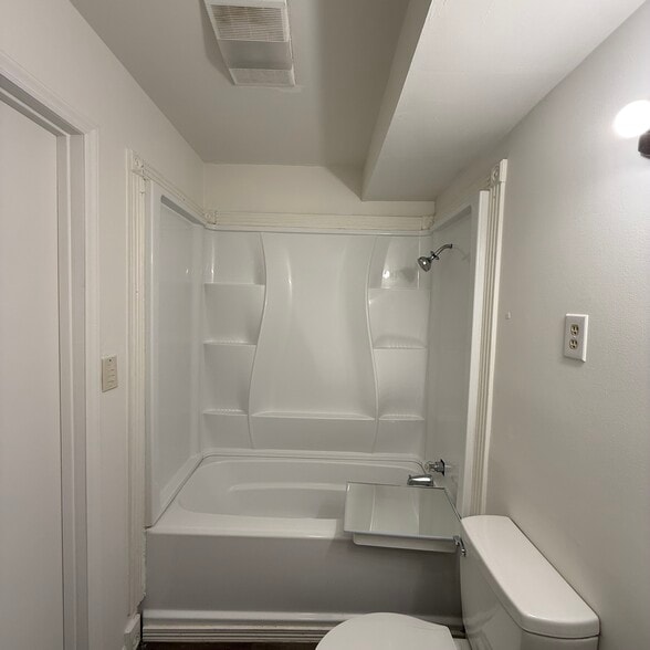 Downstairs bathroom - 8632 Conklin Pl