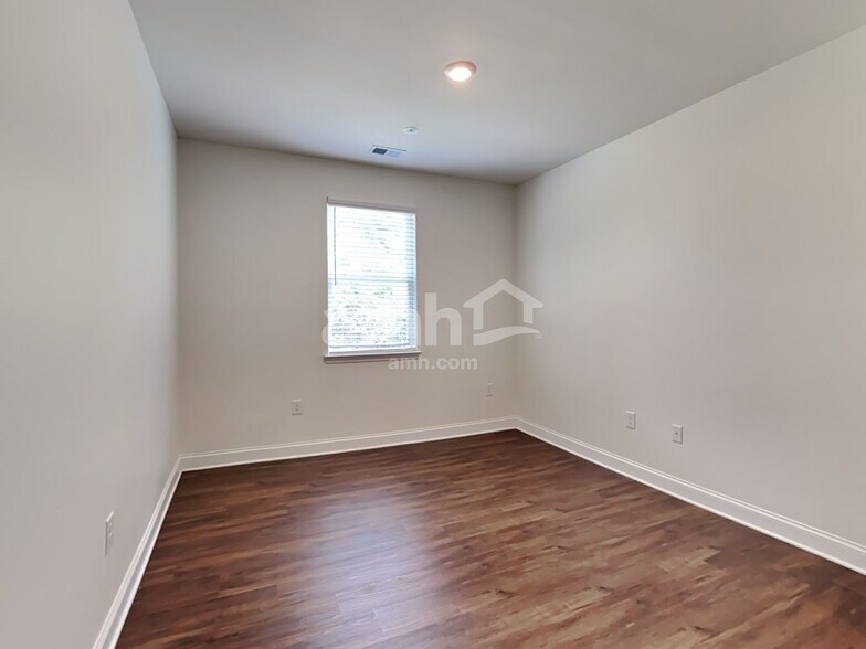 Building Photo - 2092 Windsor Park Ave